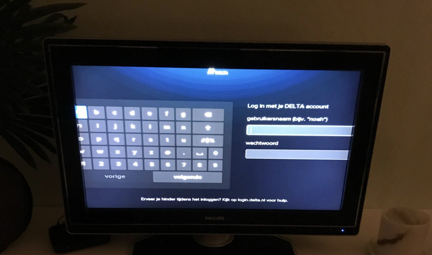 Screenshot van het onverwachte loginscherm dat plotseling op de televisie verscheen, zonder voorafgaande waarschuwing of instructie van Delta over welke gegevens ingevuld moeten worden.